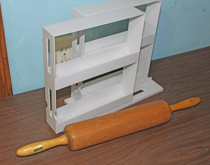 lot 8427 image: Rolling Pin and Spice Rack