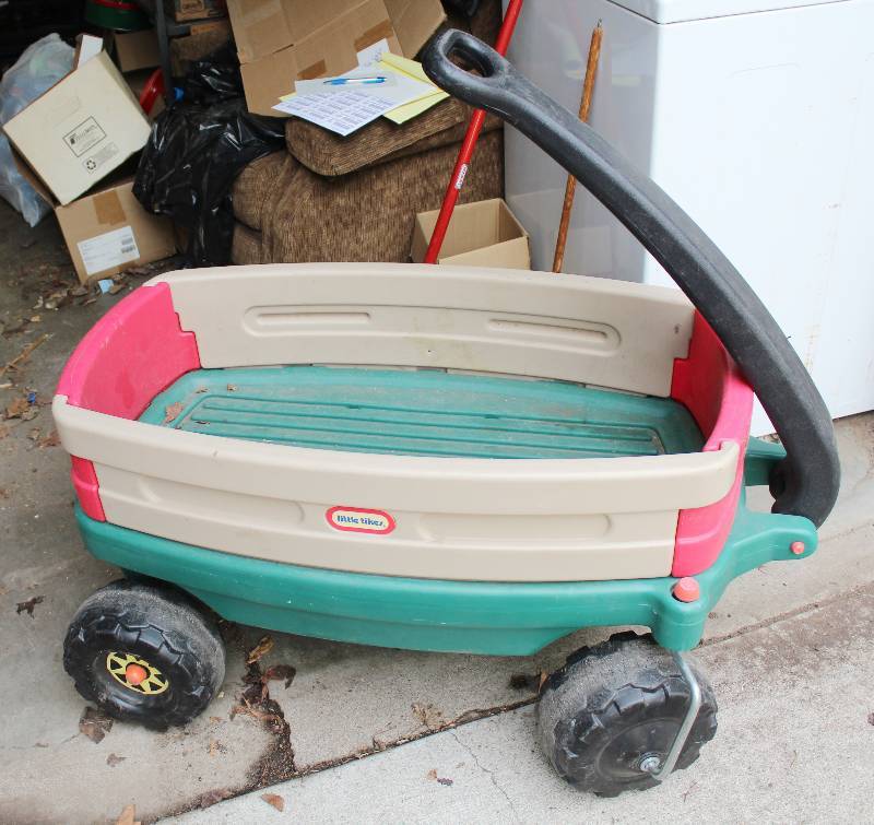 lot 8432 image: Little Tykes Wagon
