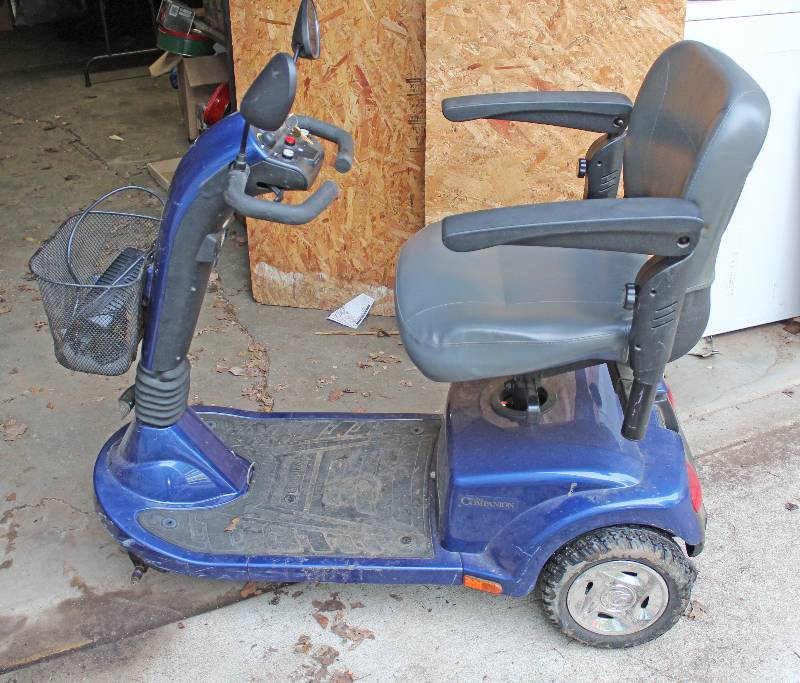 lot 8434 image: Golden Mobility Scooter - Runs