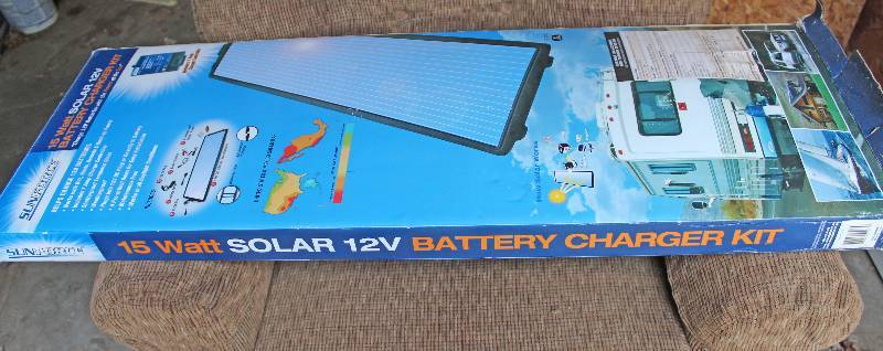 lot 8437 image: 12 Volt Solar Charger - in original box