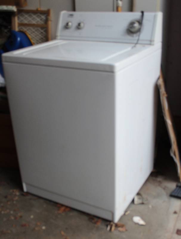 lot 8443 image: Estate Washing Machine (Owner states that it worked when it was moved to the garage last year)
