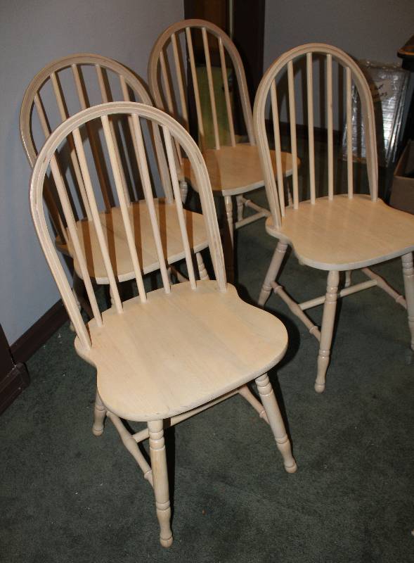 lot 8445 image: Lot of 4 Wood Chairs