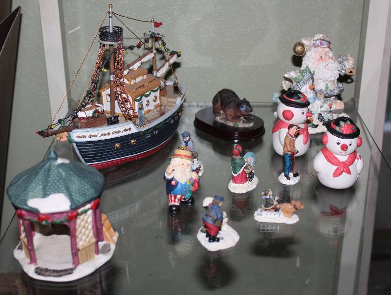 lot 8452 image: Lot of Figurines