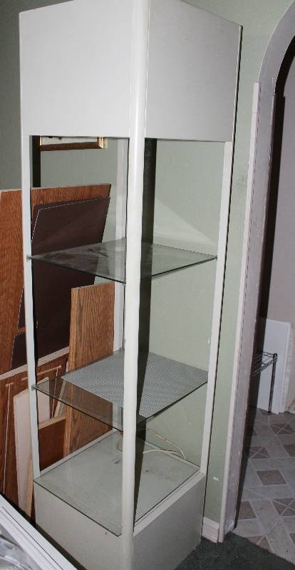 lot 8453 image: Lighted Shelf Unit