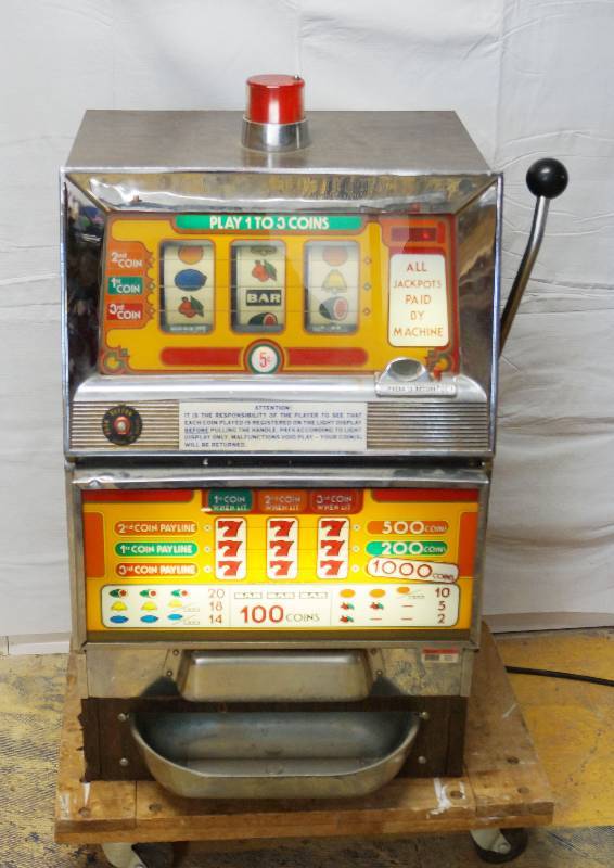 lot 9990 image: Vintage Ballys Slot Machine 5 Cent - with Key