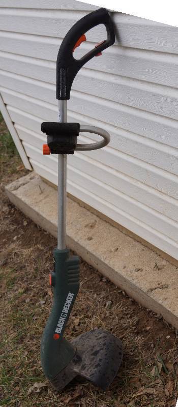 lot 6369 image: Black & Decker Electric Weed Eater Trimmer - SEE VIDEO