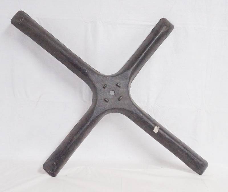 lot 6431 image: Metal Restaurant Table Base - 29 x 22.5