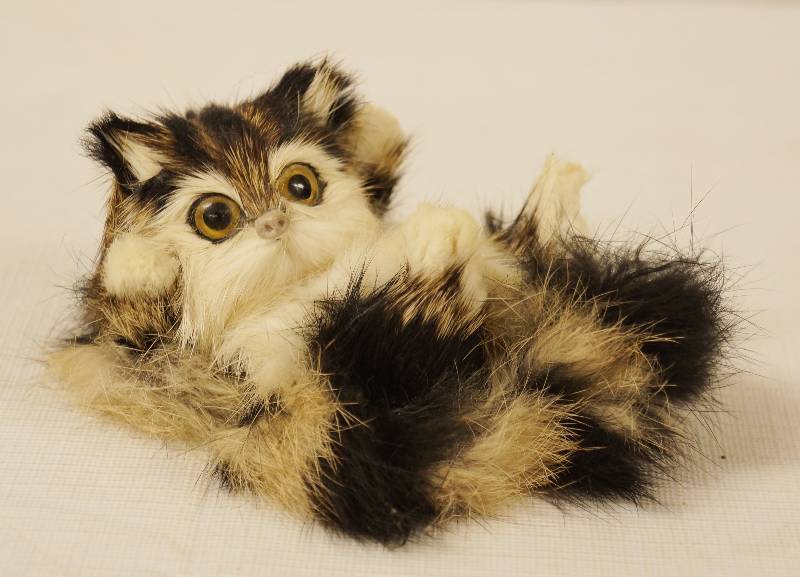 lot 6463 image: Cat Figurine with Real Fur Great for the Office