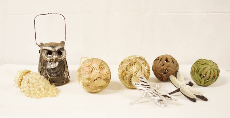 lot 6464 image: Lot of Home Decor - Owl and Flies