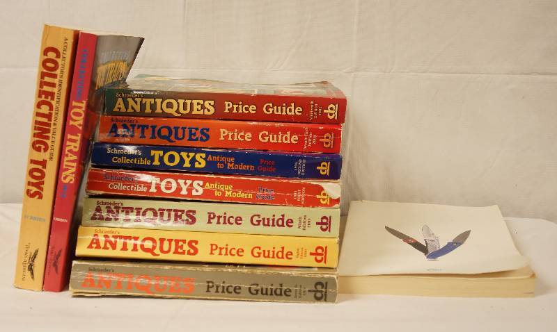 lot 6468 image: Big Lot of Antiques Price Guides - Toys and Collectibles