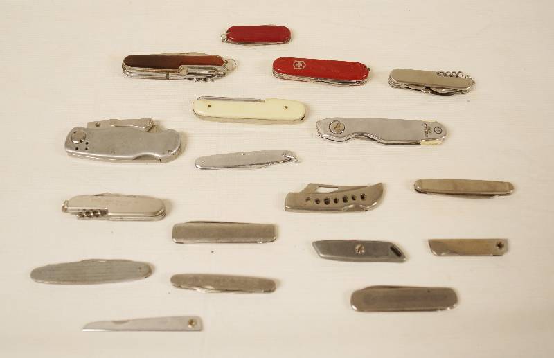 lot 6452 image: Nice Collection of Knives - Swiss Army Take a Look