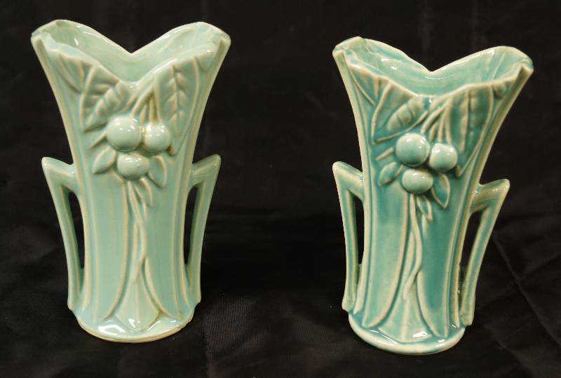 lot 6479 image: 2 Vintage McCoy Pottery Planters - Add to Your Collection