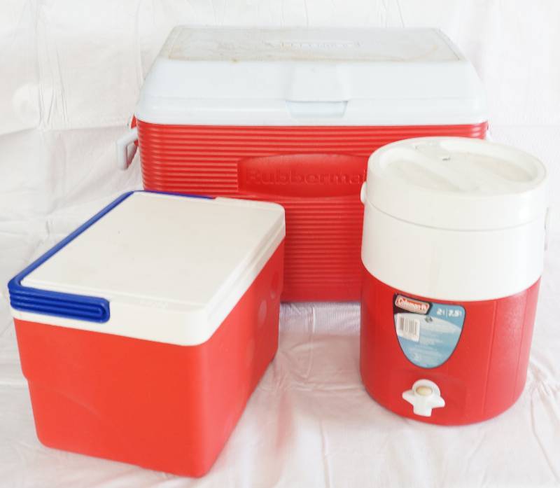 lot 4436 image: Lot of 3 Coolers with Lids - Rubbermaid - Igloo - Coleman