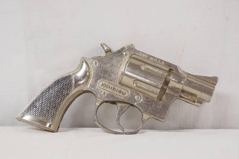 lot 6439 image: VINTAGE 1950s HUBLEY DIECAST REVOLVER CAP GUN Vintage Toy