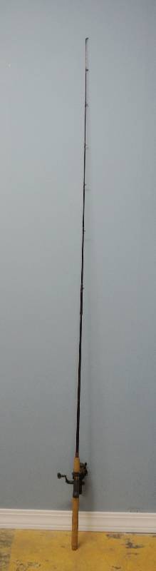 lot 4447 image: Fishing Pole 7ft - w DAIWA Reel M# RG1355 Auto Cast - Catch some fish