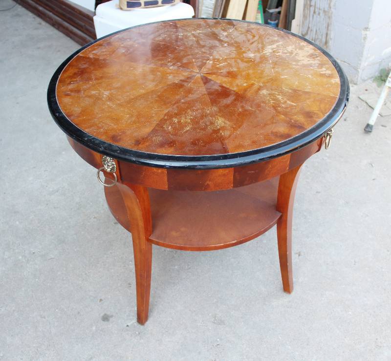 lot 3025 image: Round Table- 30 diameter- 27 high- Very Cool