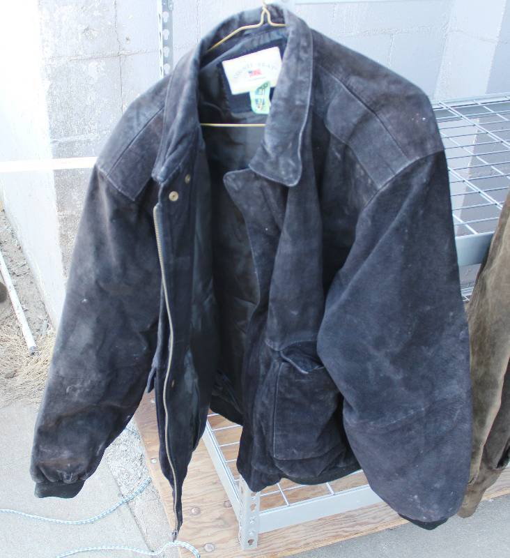 lot 3027 image: Size large leather jacket- County Seat brand- Great for cold weather