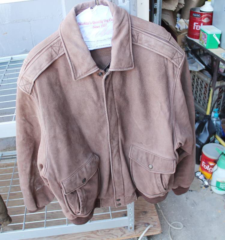 lot 3029 image: Roundtree and York leather jacket- Size XL- Great for cold weather