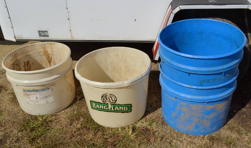 lot 3060 image: Lot of 4 feed tubs - the 2 blue ones have holes in bottom