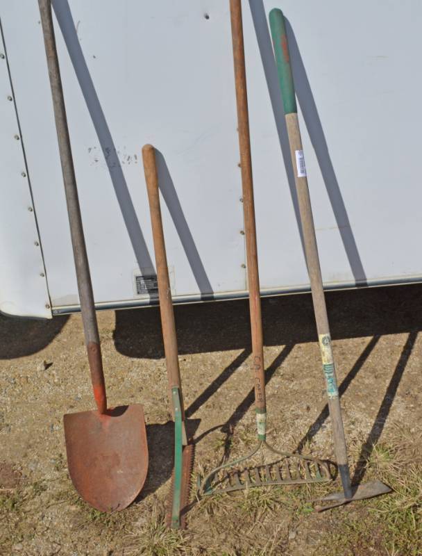lot 3065 image: 4 long handled tools