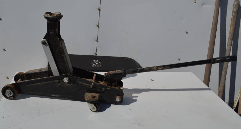 lot 3094 image: Hydraulic jack with handle - works