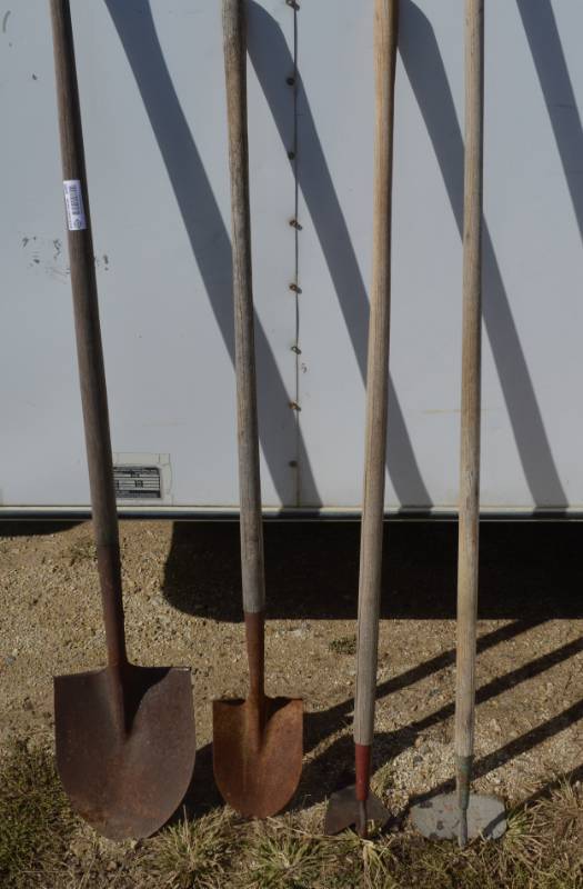 lot 3095 image: 4 long handled tools