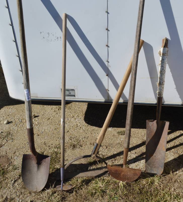 lot 3097 image: Long handled tools, broken handle on sharp shooter