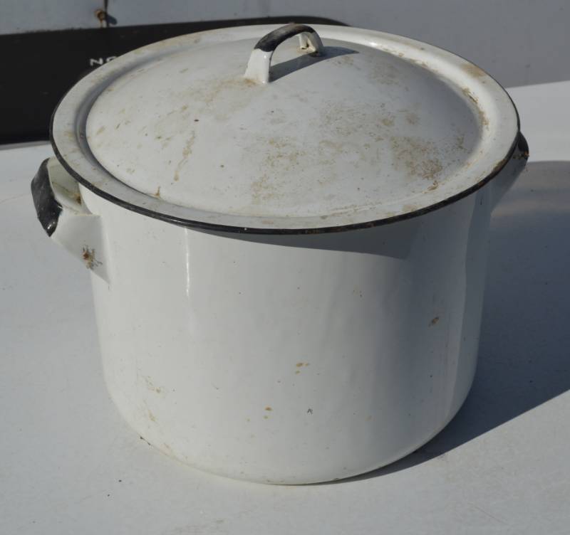 lot 3098 image: Enameled pot with lid