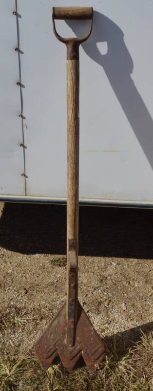 lot 3099 image: Vintage insilage knife