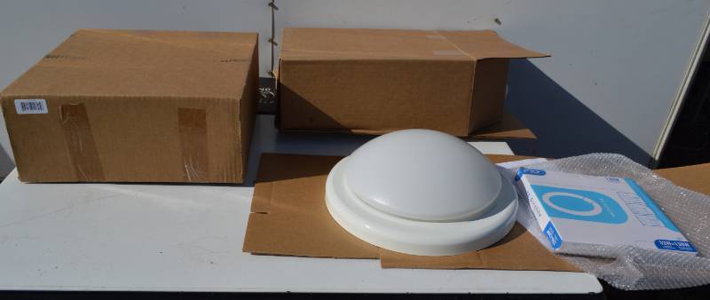 lot 3100 image: lot of 2 new light fixtures with bulbs