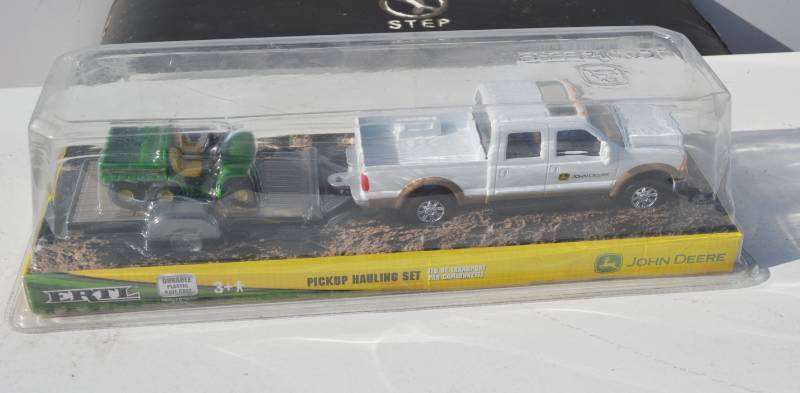 lot 3104 image: Ertl John Deere pickup hauling set