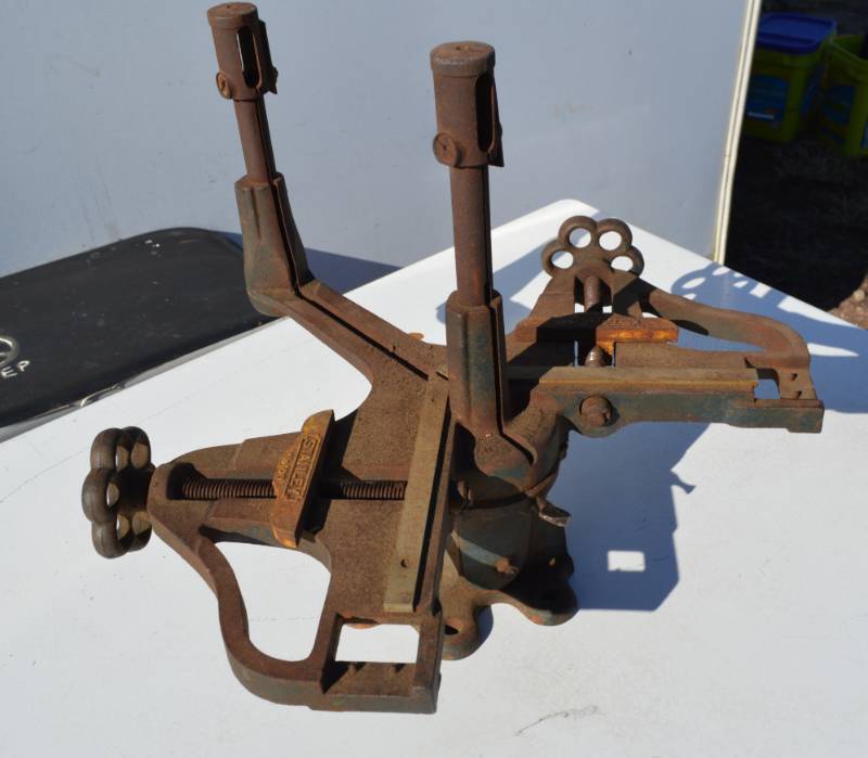 lot 3106 image: Stanley No 100 corner clamp