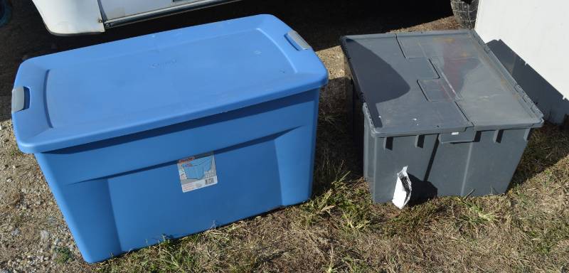 lot 3107 image: 2 tubs with lids