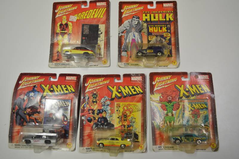 lot 3088 image: 5 Johnny Lighting Marvel Universe cars