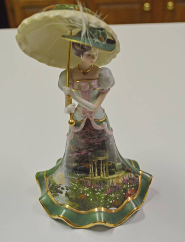 lot 3089 image: Thomas Kinkade lady figurine