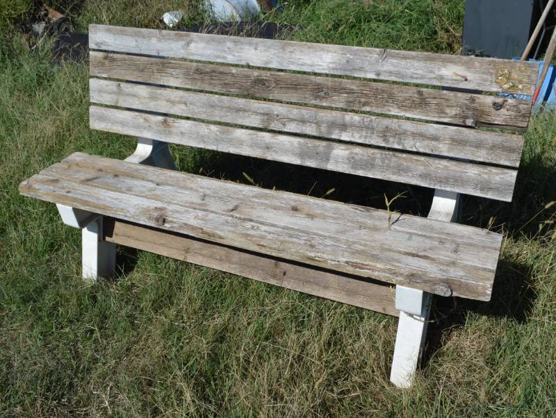 lot 3135 image: bench that flips to a picnic table 60 long