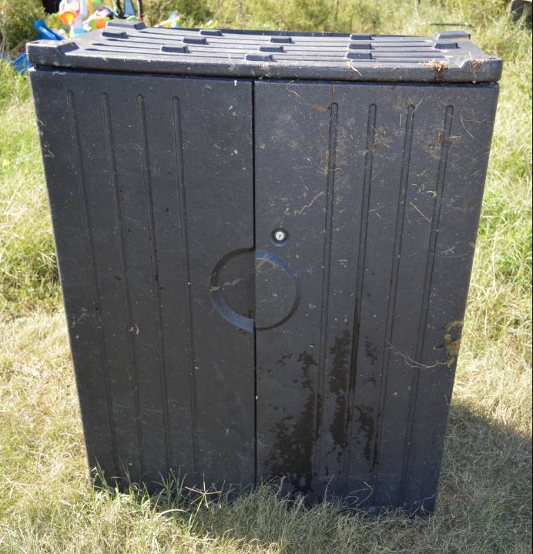 lot 3136 image: Iceberg plastic outdoor storage 36 x 21 x 46 tall (no key)