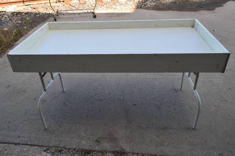 lot 3139 image: Merchandisedump table with folding legs 60 x 30 x 33 tall