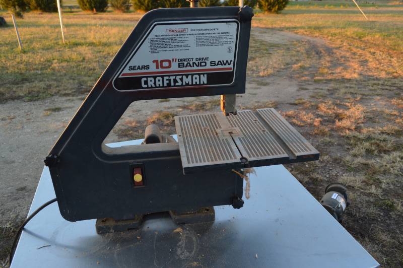 lot 3141 image: Craftsman 10 band saw - runs but blade is broke