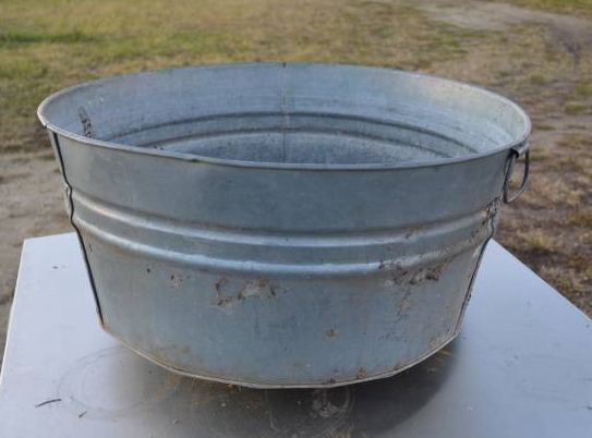 lot 3143 image: Galvanized wash tub