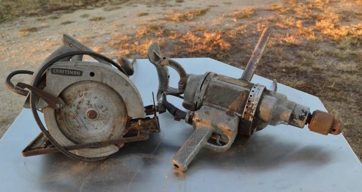 lot 3146 image: Craftsman circular saw - works and Black and Decker drill - doesnt work