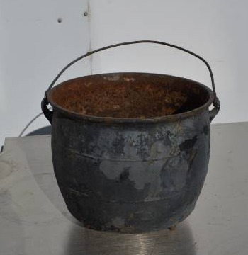 lot 3151 image: cast iron kettle