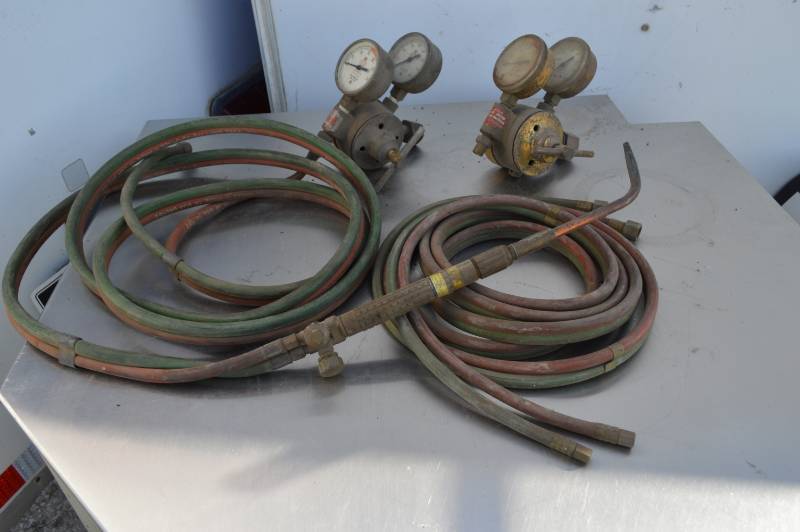 lot 3164 image: Airco welding torch wih 2 regulators and 2 hoses