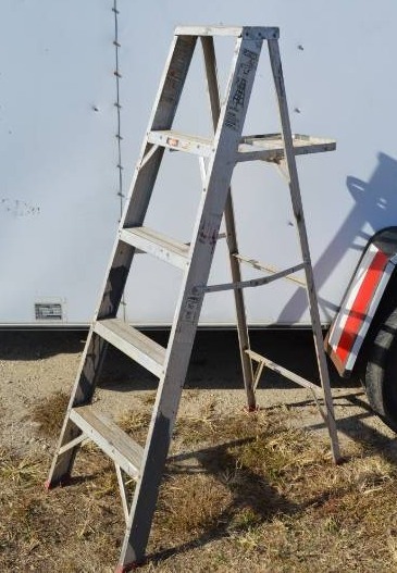 lot 3167 image: Werner 5 aluminum step ladder