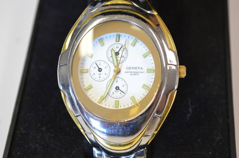 lot 3183 image: Geneva gents metal band watch, very good condition