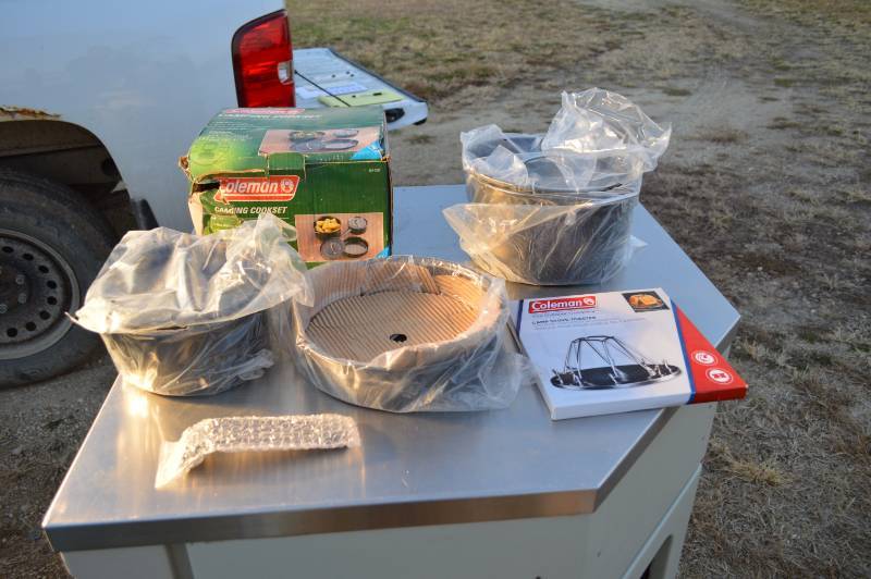 lot 3190 image: Coleman camping cook set - box is damaged and Coleman camp stove toaster