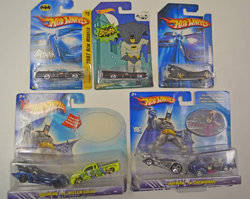 lot 3197 image: Set of 5 Batman Hot Wheels Model Cars - Still In Packages