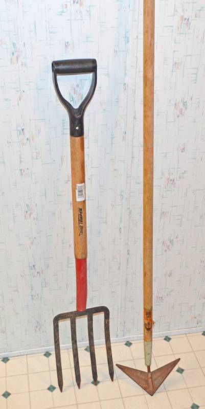 lot 3204 image: Potato Fork and Winged Weeder