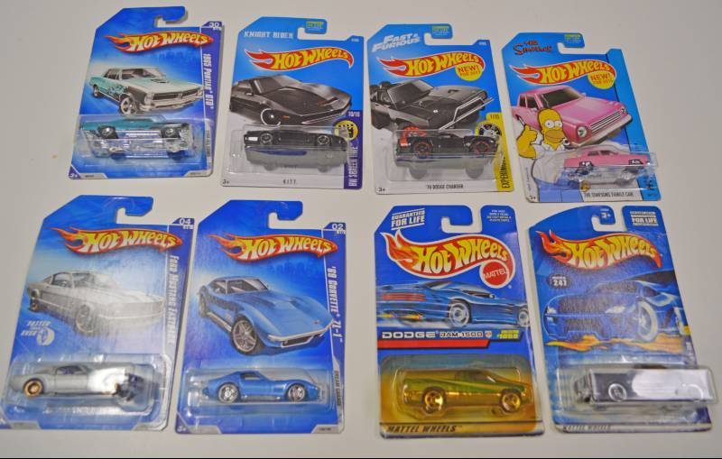 lot 3226 image: Lot of 8 Hot Wheels Model Cars - All Still in Packages