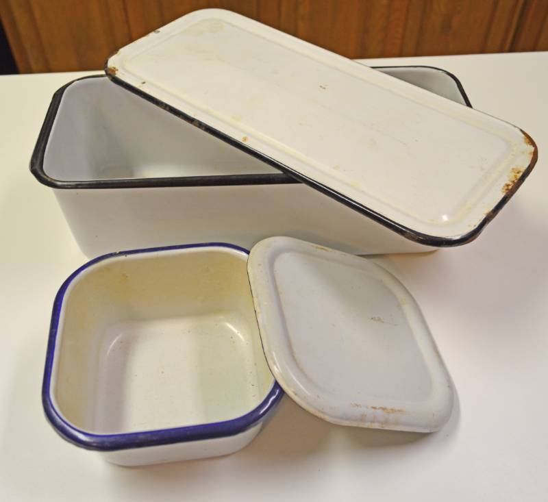 lot 3230 image: Two Enameled Pans with Lids - Gently Used